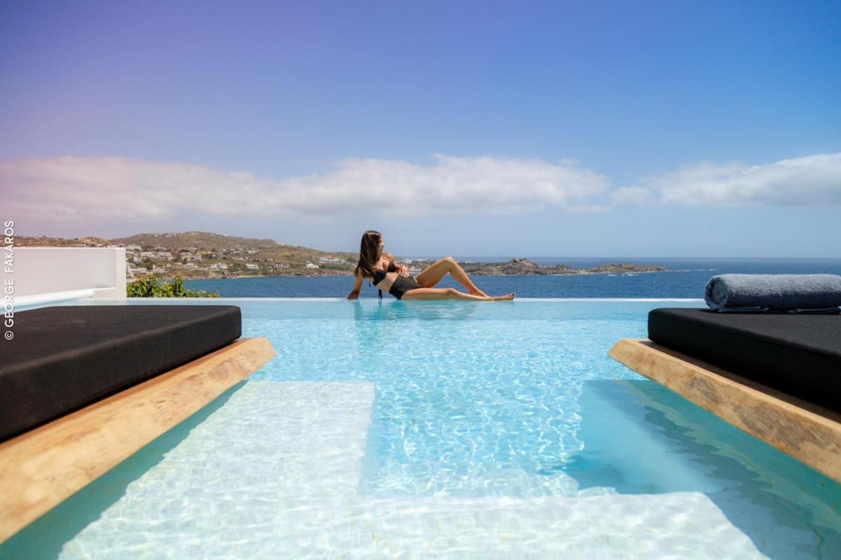 Villa Psarou Black *