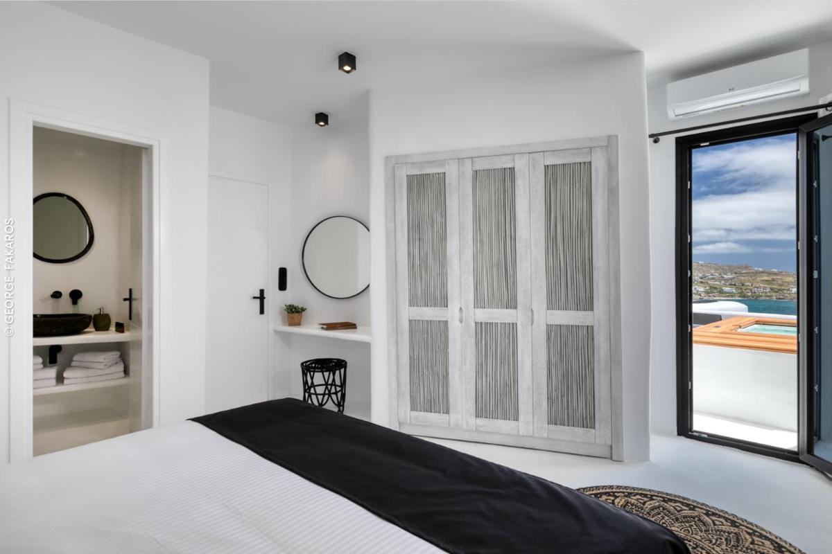 Villa Psarou Black